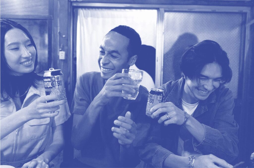 homepage-image-right-cheers - Kirin Hyoketsu NZ - Kirin Hyoketsu NZ Friends laughing and enjoying Kirin Hyoketsu