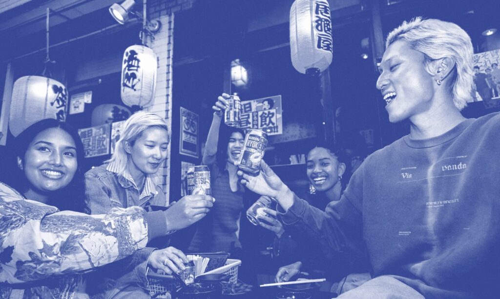 image-homepage-large-peach - Kirin Hyoketsu NZ - Kirin Hyoketsu NZ A group of cool looking friends smiling and laughing as the enjoy cans of Kirin Hyoketsu as they toast in a Japanese izakaya